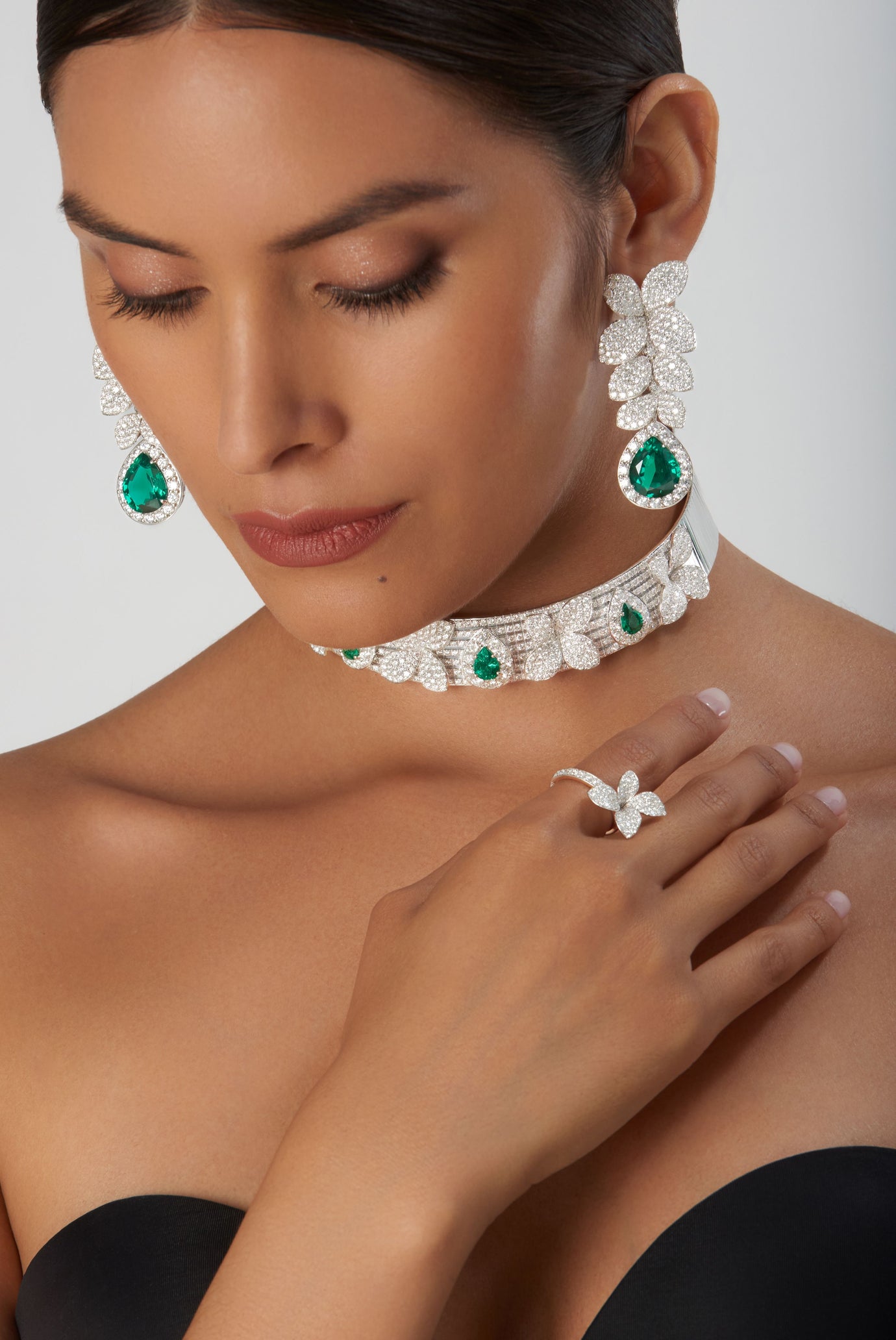 Model wearing Pasquale Bruni's Heart to Earth ring, collier and earrings in 18k White Gold with diamonds and emeralds.
