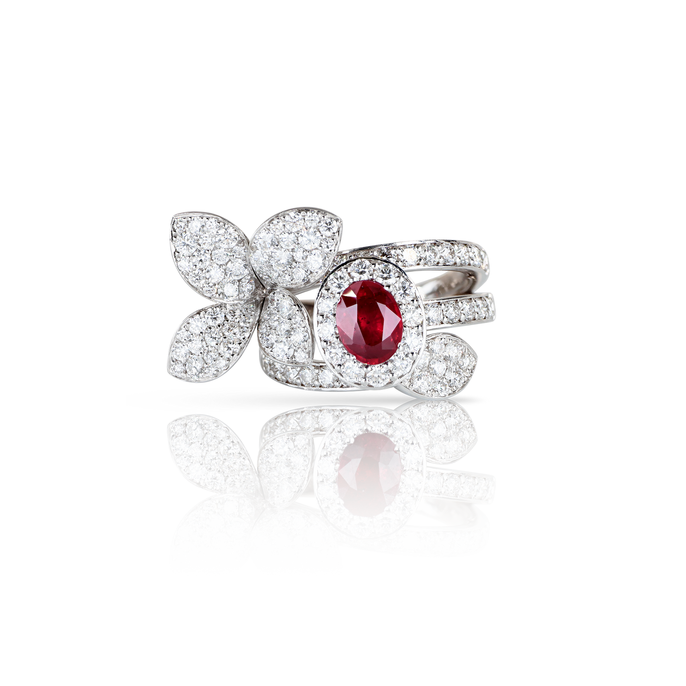 Ring in 18k White Gold with Ruby and Diamonds.
