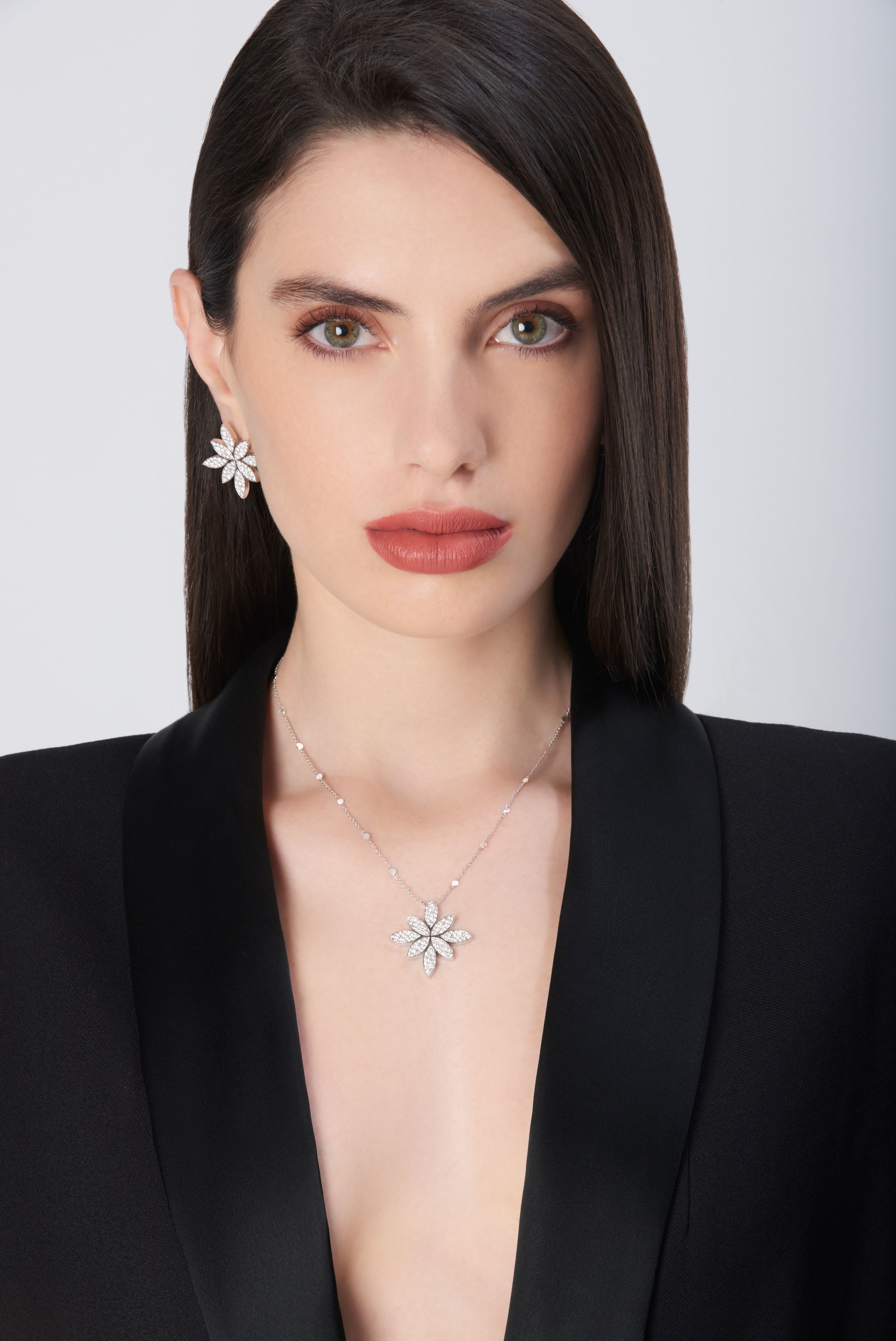 GHIRLANDA LUCE DI LOTO NECKLACE