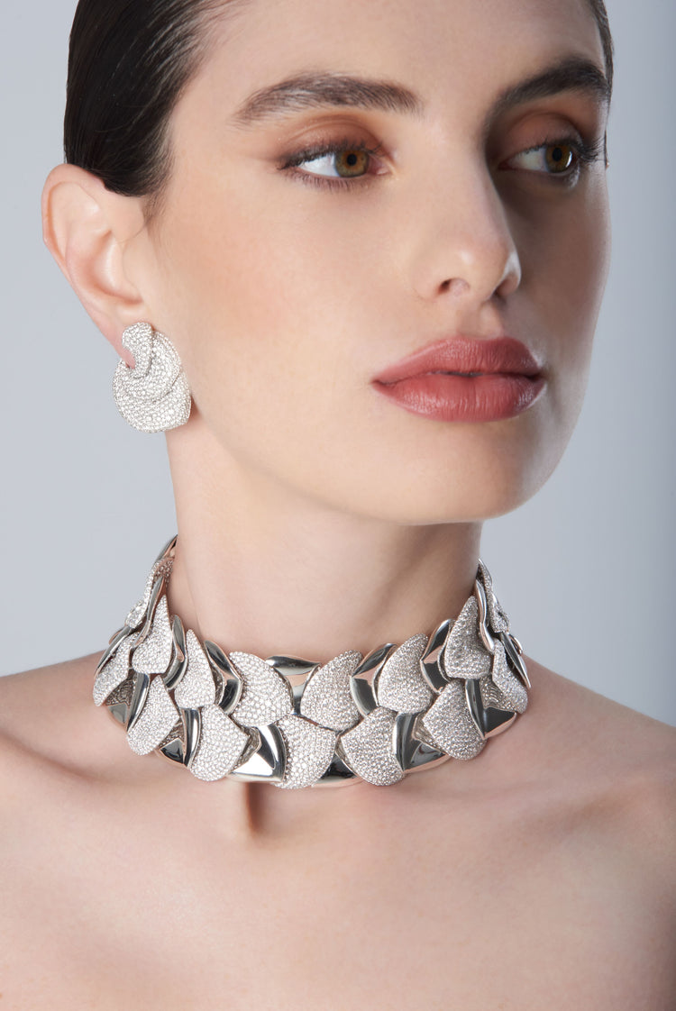 Earrings and collier in 18k White Gold with White Diamonds on model