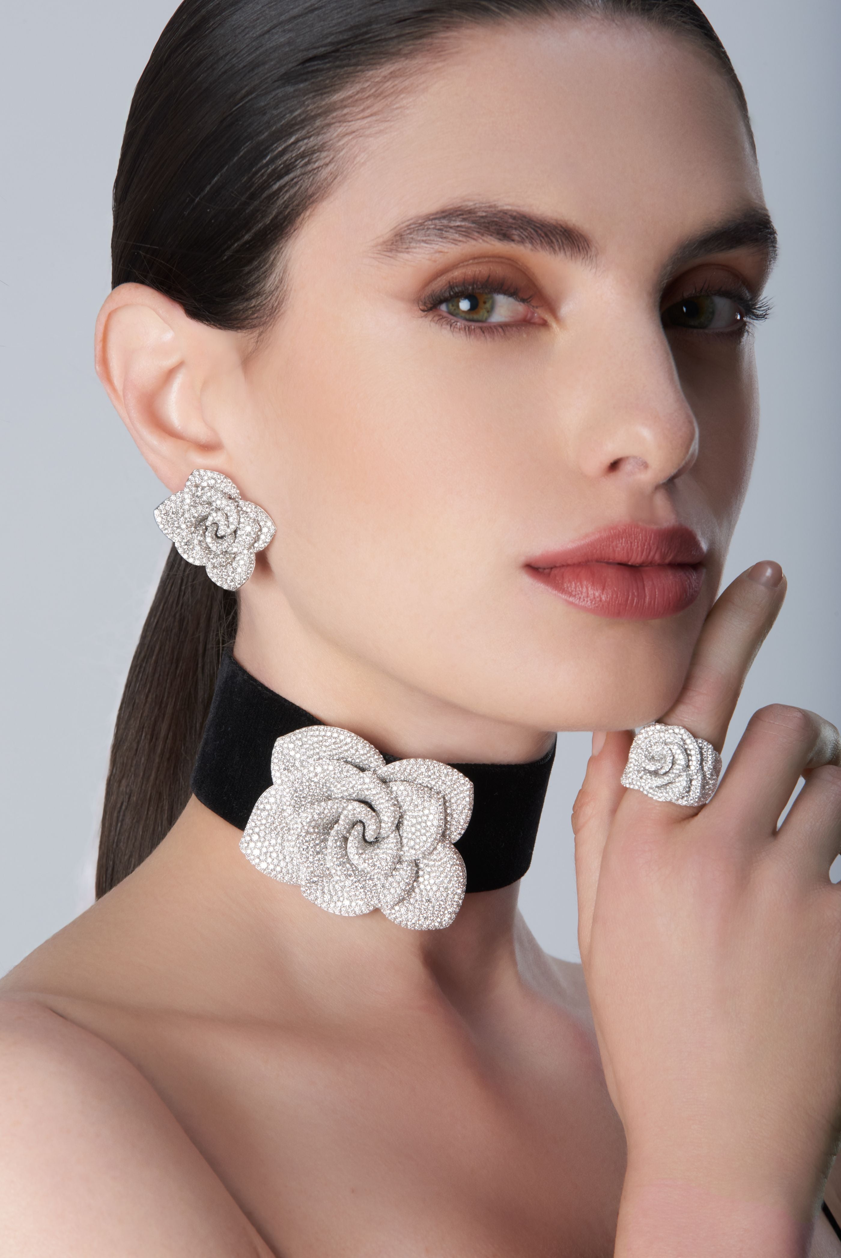 Ring, earrings and necklace in 18k White Gold with White Diamonds