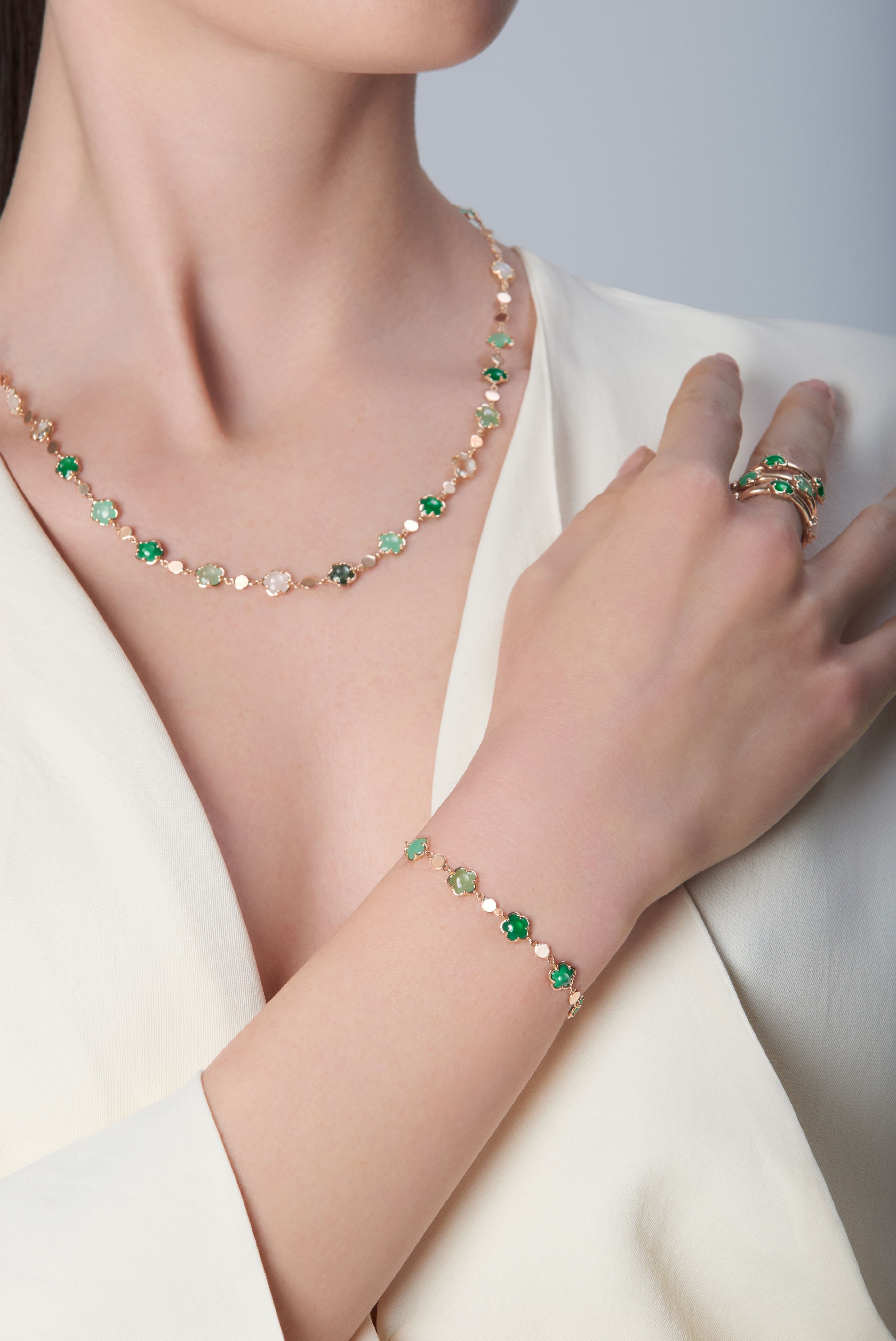 Bracelet and necklace in 18k Rose Gold with green gems and Diamond.