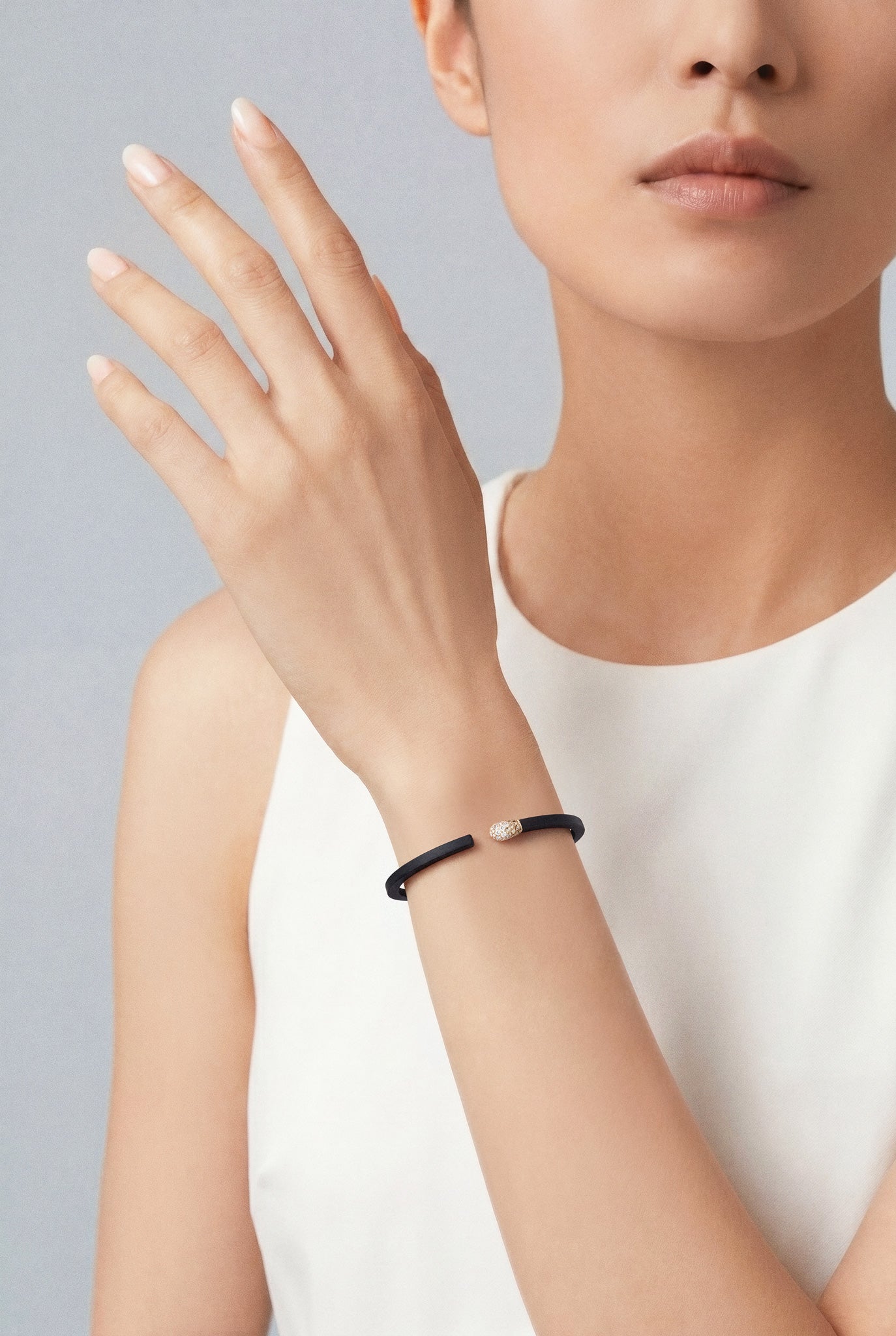 Women wearing a Bracelet in 18k Rose Gold and Black Titanium with Diamonds
