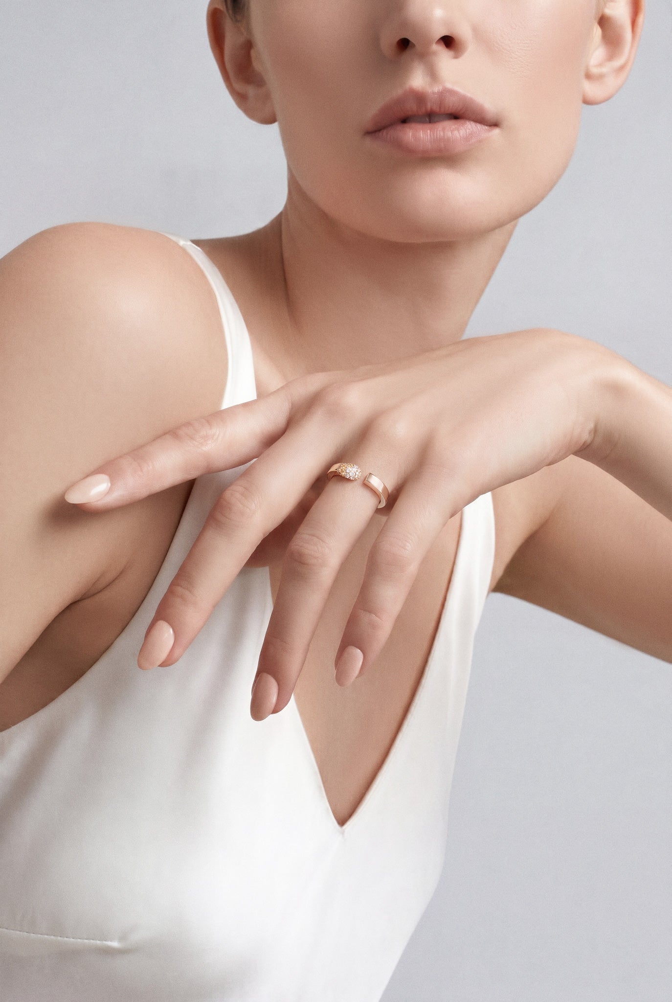 Model wearing a white look and a Ring in 18k Rose Gold with White and Champagne Diamonds.