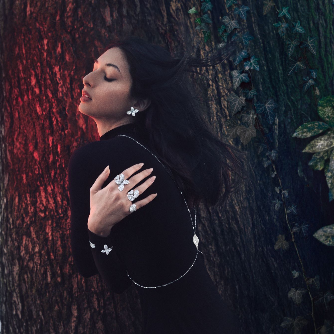 Model wearing a black turtleneck with the Giardini Segreti collection: rings, bracelet, collier and earrings in 18k White Gold with White Diamonds.