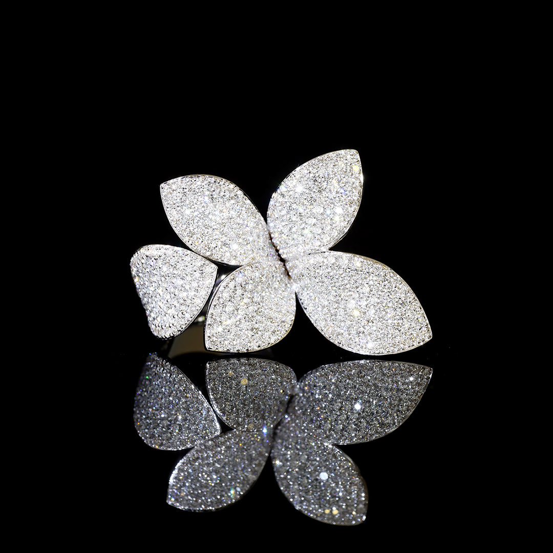 Ring in 18k White Gold with white diamonds.