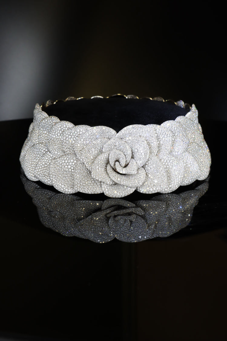 Collier Aleluia with White Diamonds with black background.