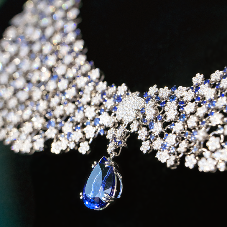 Necklace in white gold