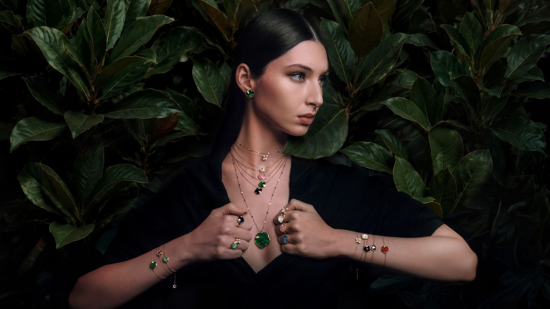 Model on a green background of green leaves with the Petit Joli collection.