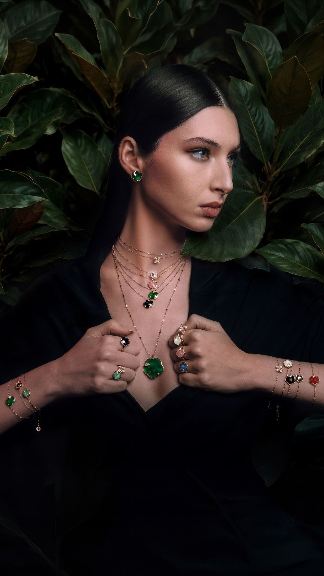 Model on a green background of green leaves with the Petit Joli collection.