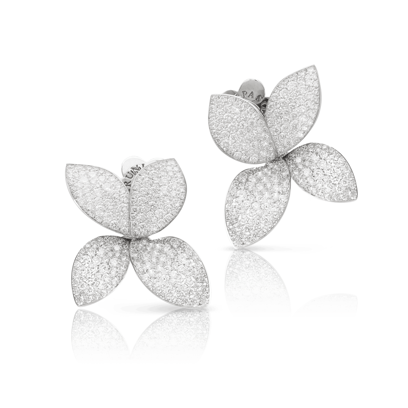 Boucles d’oreille moyenne fleur en or blanc 18 carats avec diamants